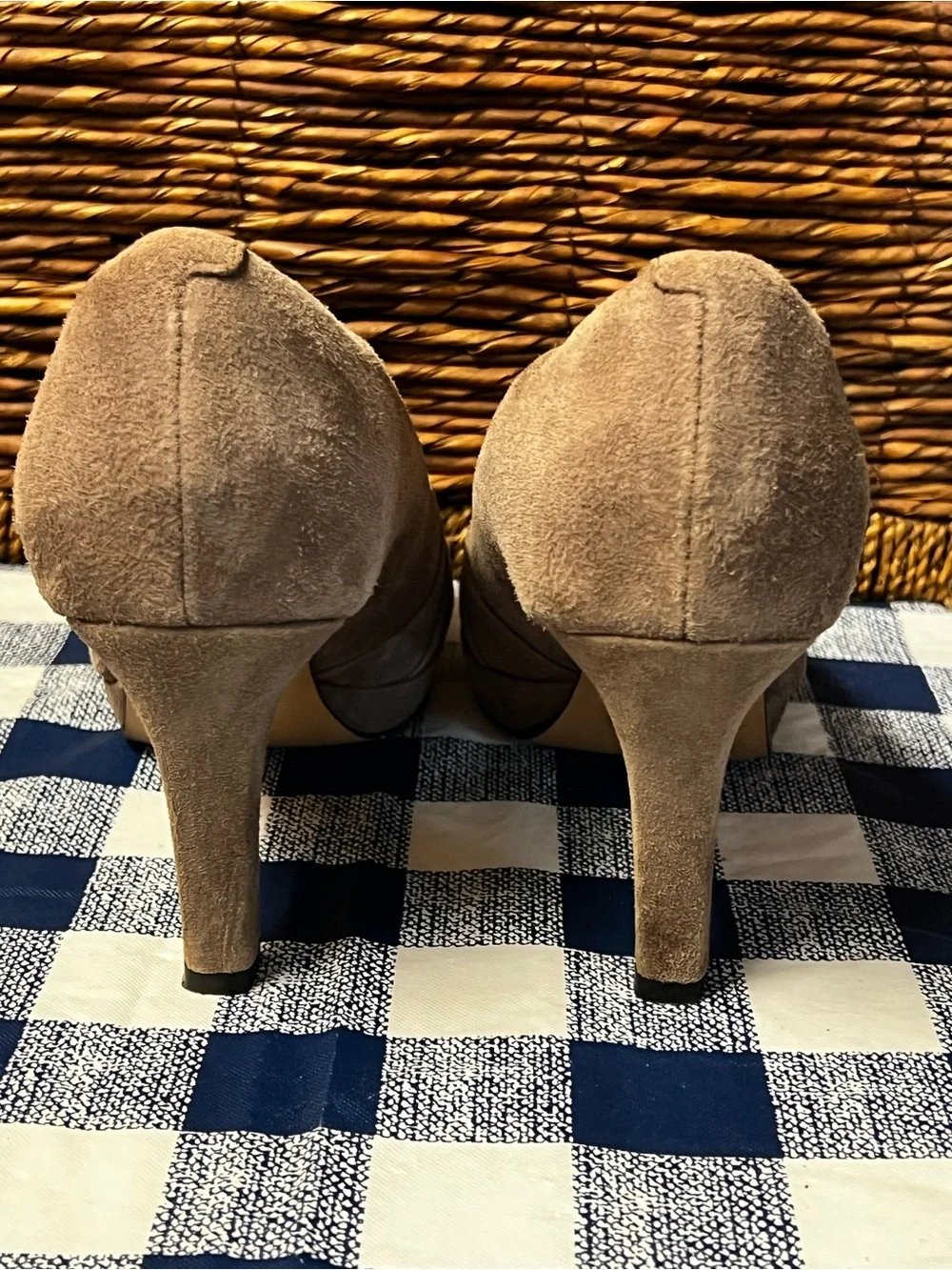 Clarks Artisan Sz 8 Delsie Joy Pump Platform Heel Taupe Gray Brown Suede Leather